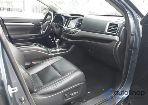 2018 Toyota Highlander Xle z USA, uszkodzony, nr VIN 5TDJZRFH3JS855205
